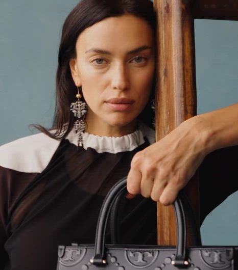 2_TB_SPR25_CAMPAIGN_SOCIAL_VIDEO_HEAD_TO_TOE_LOOKS_TMONO_TOTE_1_GRID_1X1_466x530