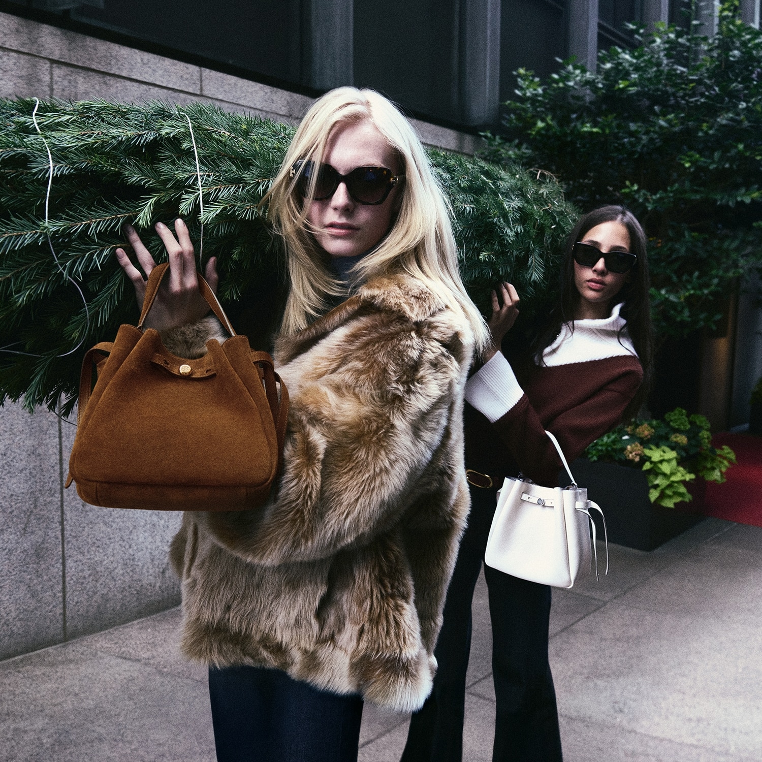 ロミー スエード ショルダーバッグを見る