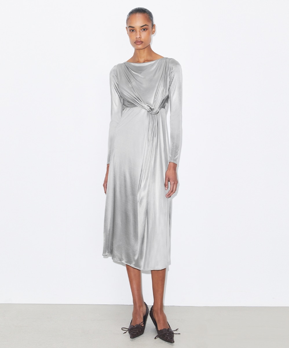 シルバーのドレスを見る