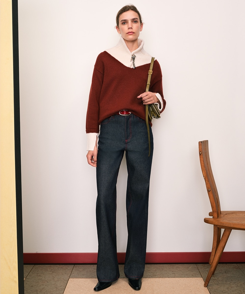 バーガンディ セーターを見る