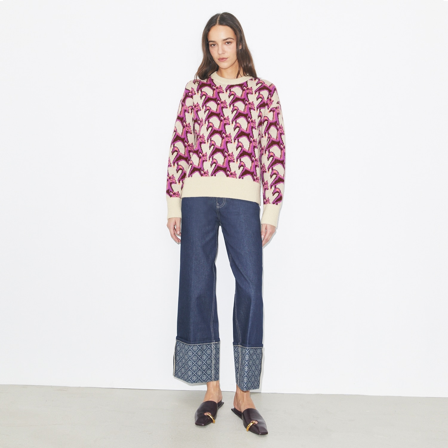 午年デザインのセーターを見る