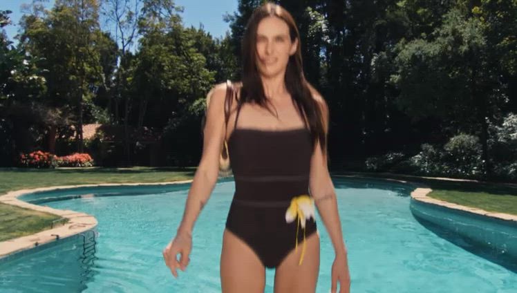 TB_SPF25_CAMPAIGN_VIDEO_6SEC_ELLA_CROCHET_GRID_2X1_748x424