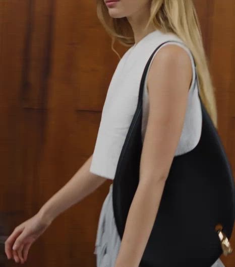 TB_SPR25_CAMPAIGN_SOCIAL_VIDEO_HEAD_TO_TOE_LOOKS_PIERCED_BAG_WALK_1_GRID_1X1_466x530