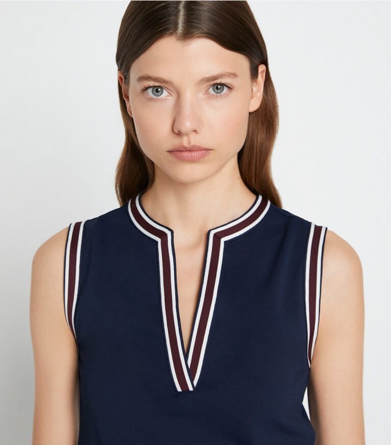 Tory Sport designer oberteile Ärmelloses Tunika-Top aus Funktions-Piqué in Tory Navy / Winetasting on model detail