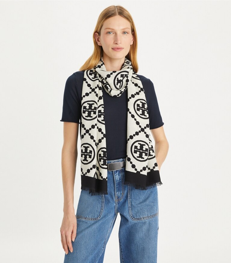 Tory Burch designer écharpes Étole T Monogram à bordure dans T Monogram Bordered Oblong - Black accessoire sur le modèle