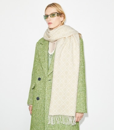 Tory Burch designer écharpes Étole T Monogram dans Ivory accessoire sur le modèle