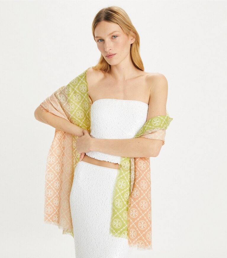 Tory Burch designer écharpes Étole T Monogram multi-rayures dans Multi Stripe Oblong - Chartreuse accessoire sur le modèle