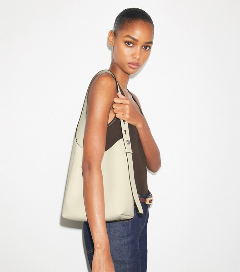 Tory Burch designer ホーボーバッグ ロミー スモール ホーボーバッグ in Light Cream accessory on model