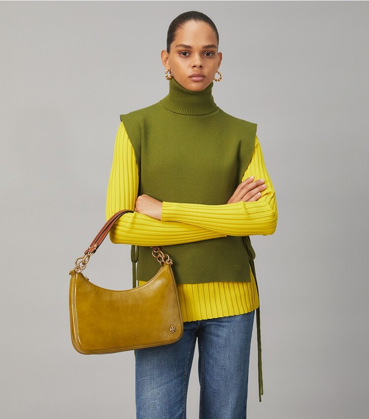 Tory Burch designer borse a tracolla 151 Mercer Patent Crescent Bag in SWEET PEAR accessory on model