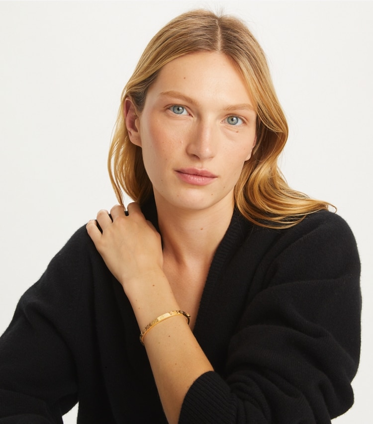Tory Burch designer armbänder 5 mm Scharnierarmreif mit T-Monogramm in Tory Gold accessory on model