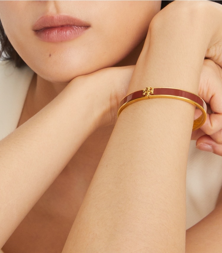 Tory Burch designer armbänder 7 mm breites Kira Armband mit Emaille in Tory Gold / New Ivory accessory on model