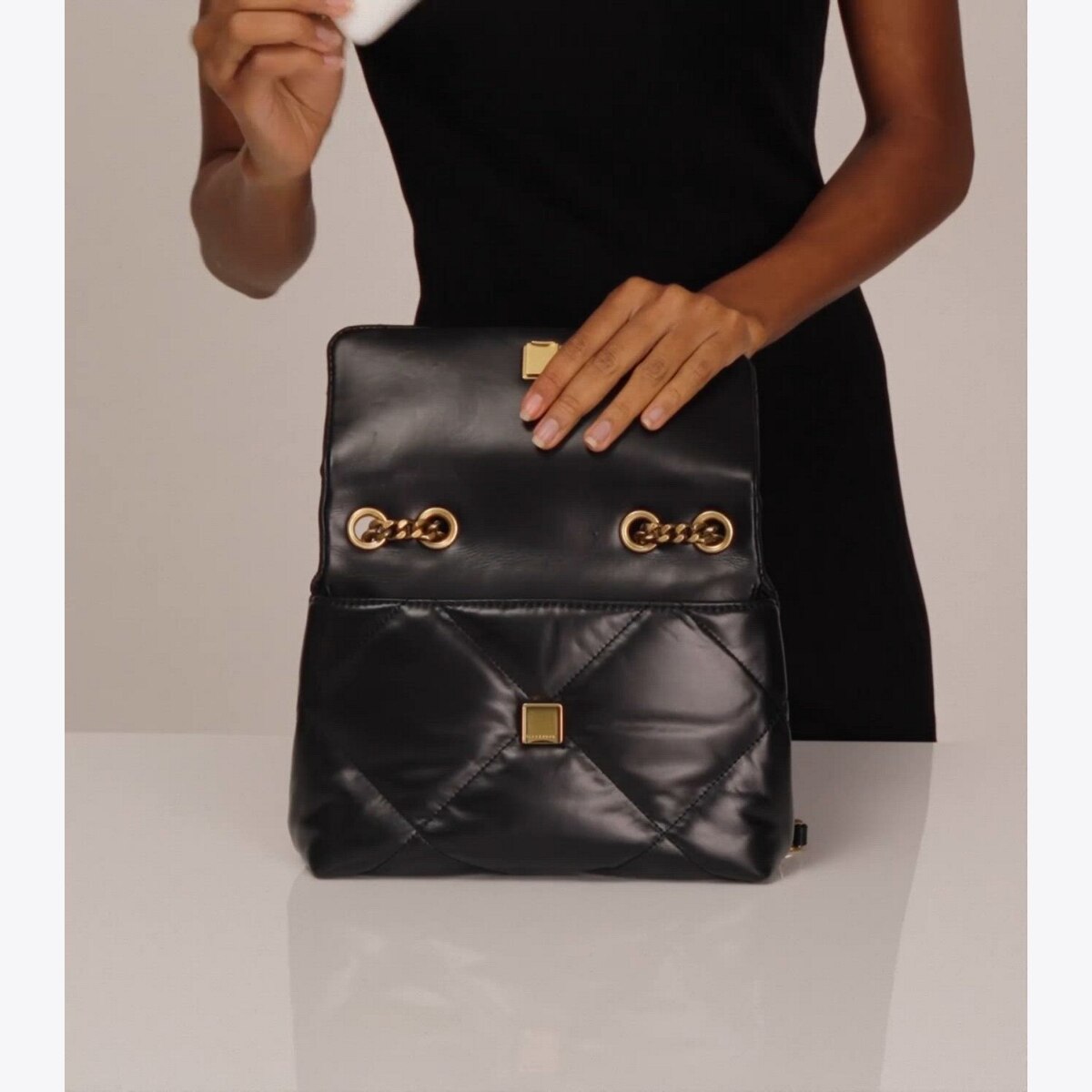 ՏTUՏՏY ストゥーシー バケットハット ハット キャップ 帽子 Small Kira Diamond Quilt Shoulder Bag in black with gold chain