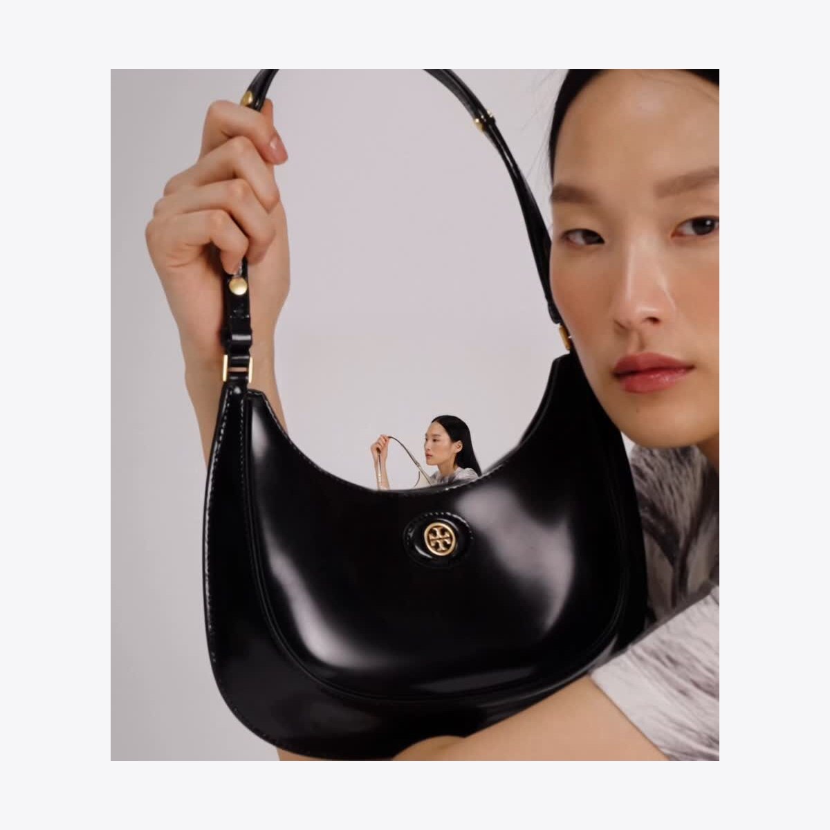 ☆Tory Burch☆ クレセント ショルダーバッグ Tモノグラム クレッセントバッグ: レディース ショルダーバッグ