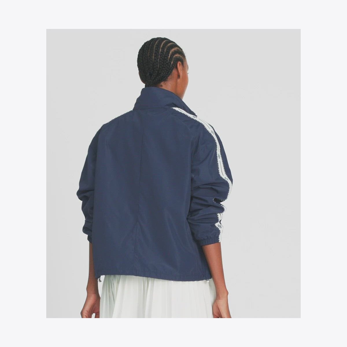 TORY BURCH ノーカラージャケット S logo-tape-jacket-on-model-