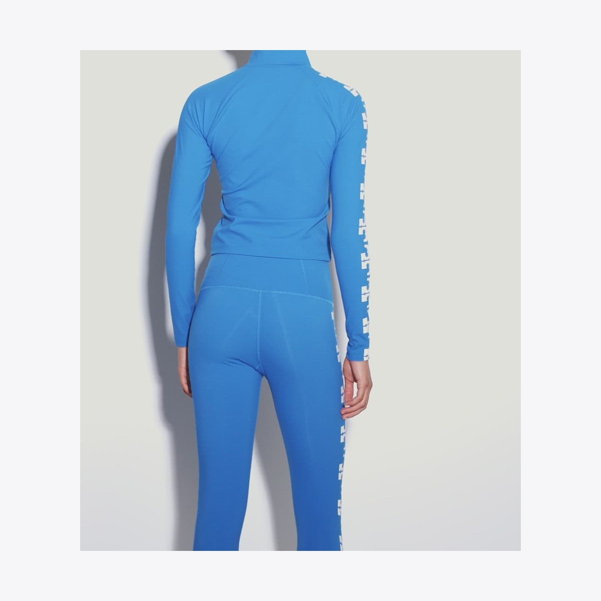 TORY BURCH 162598723 関税送料込 nylon-logo-zip-top-on-model-