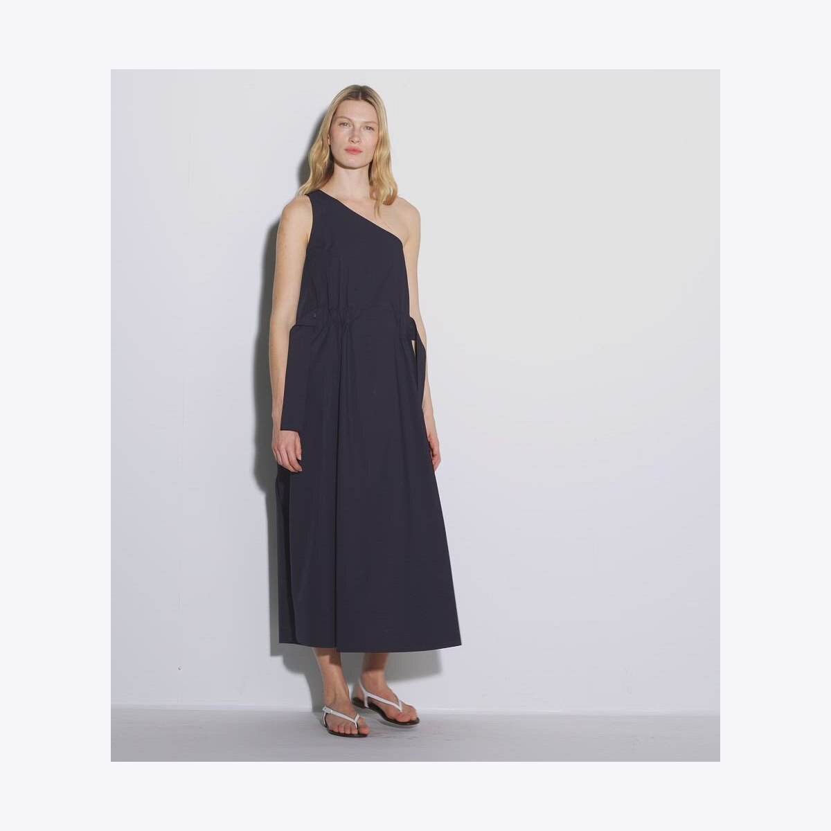 ONE-SHOULDER BELTED COTTON DRESS - thumbnail 4