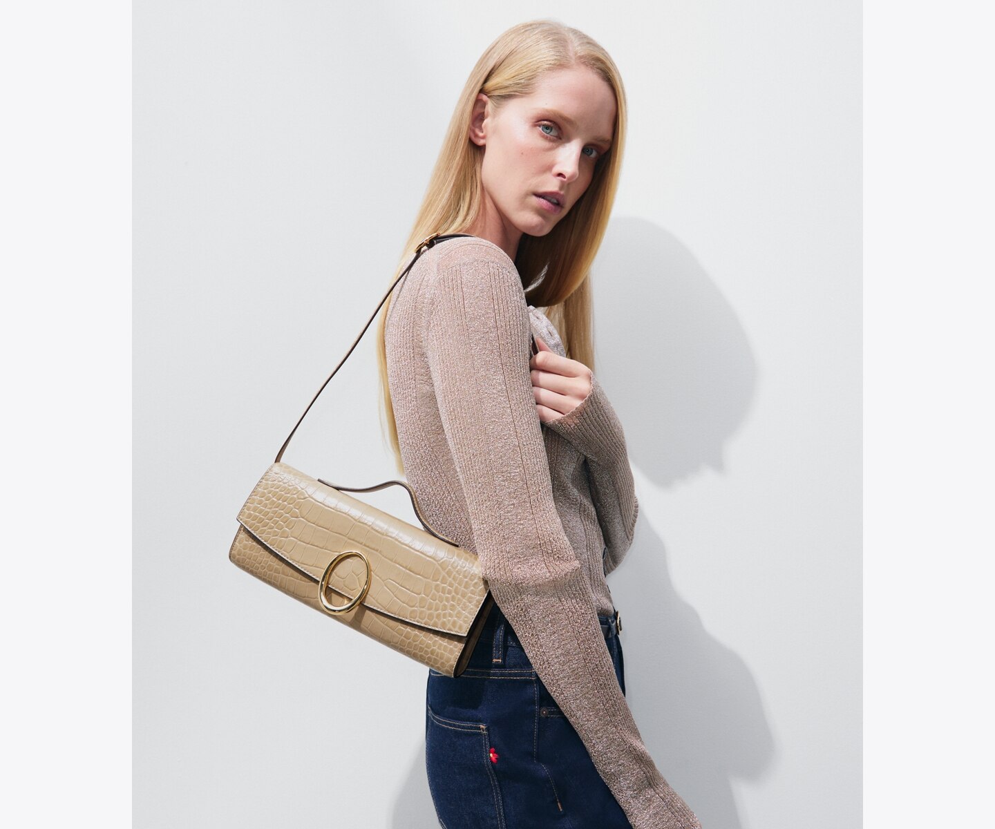 Женский клатч Tory Burch Pierced Croc-Embossed Clutch, цвет: Ginger Leaf — фото 2