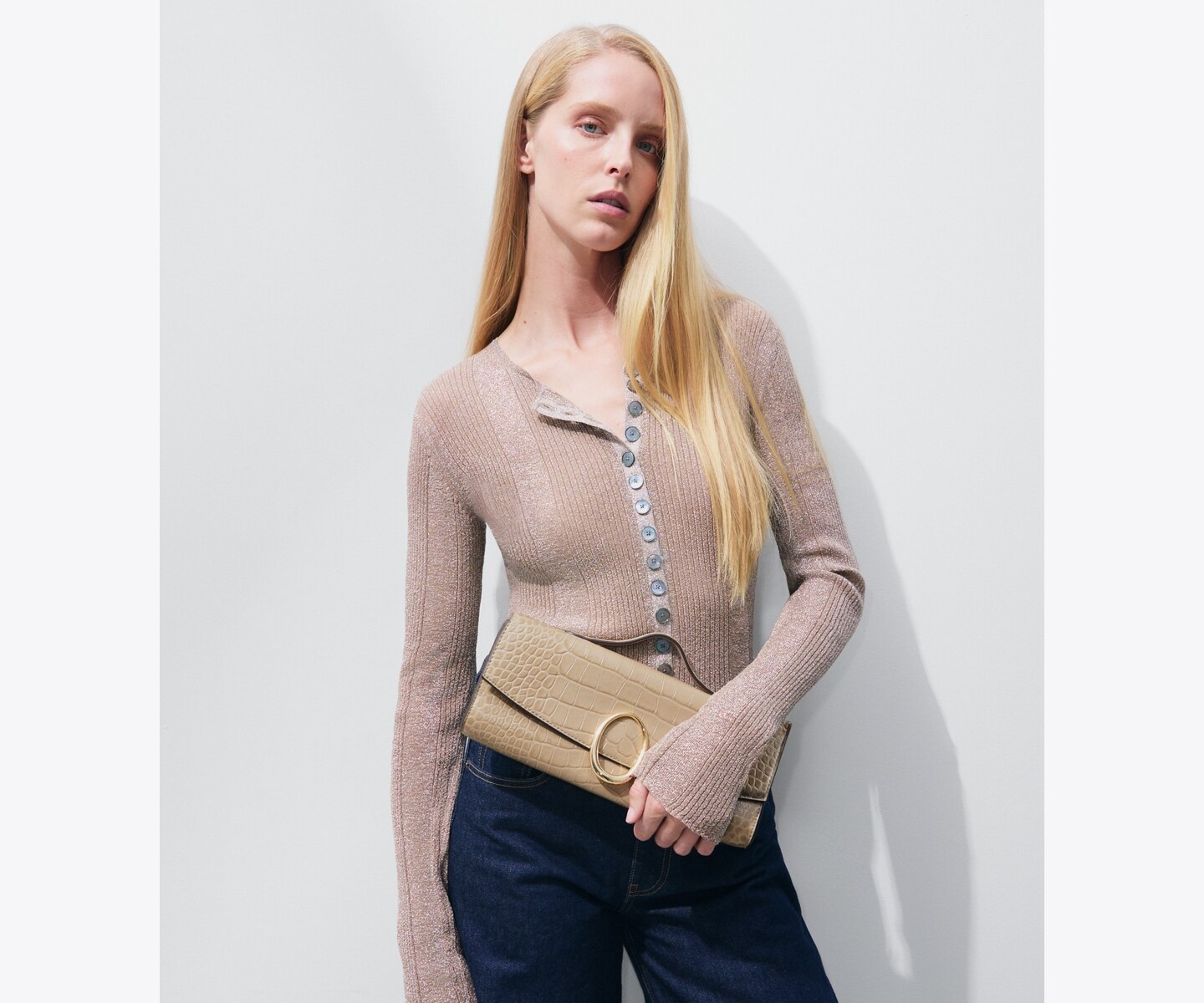 Женский клатч Tory Burch Pierced Croc-Embossed Clutch, цвет: Ginger Leaf — фото 3