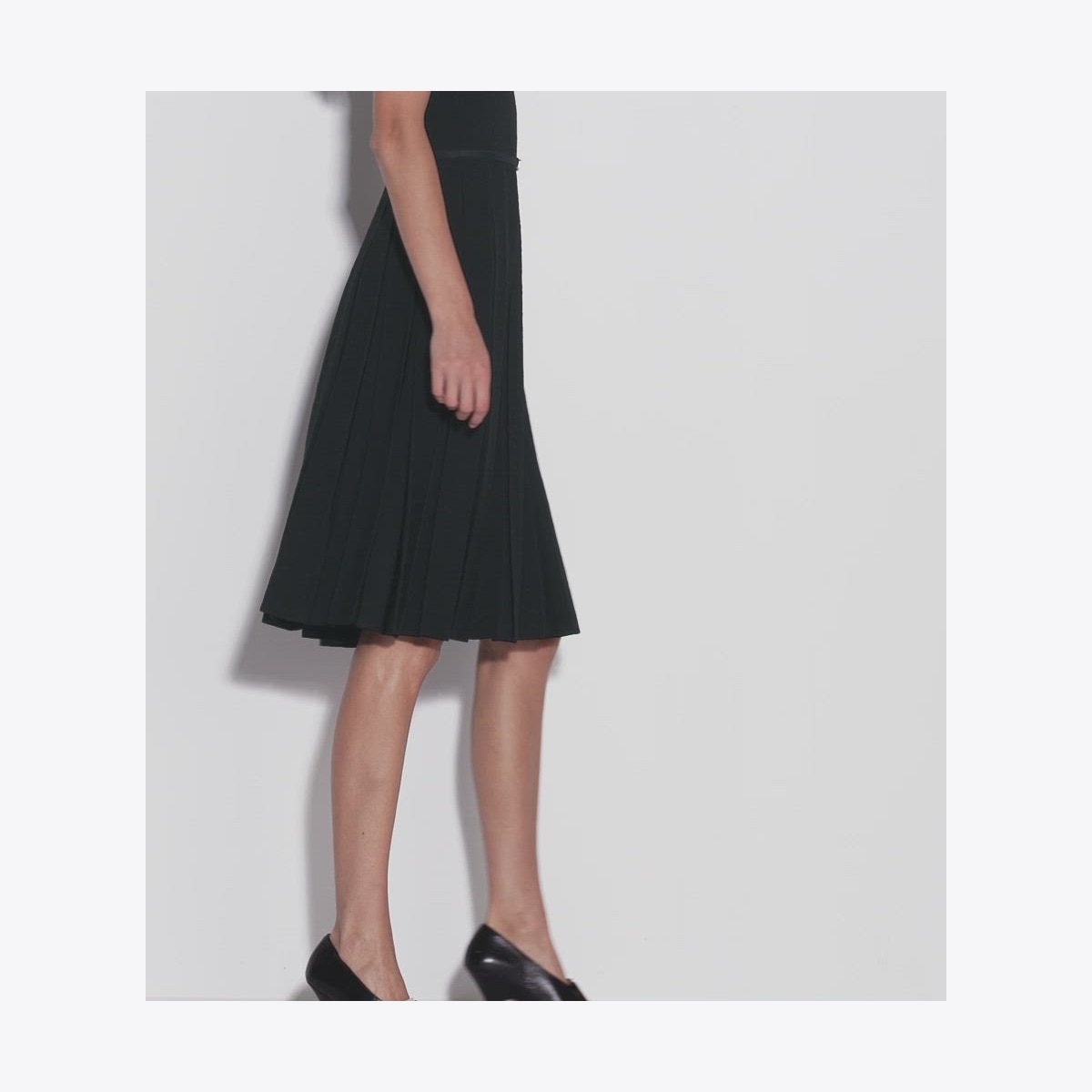 T MONOGRAM JACQUARD PLEATED DRESS - thumbnail 4