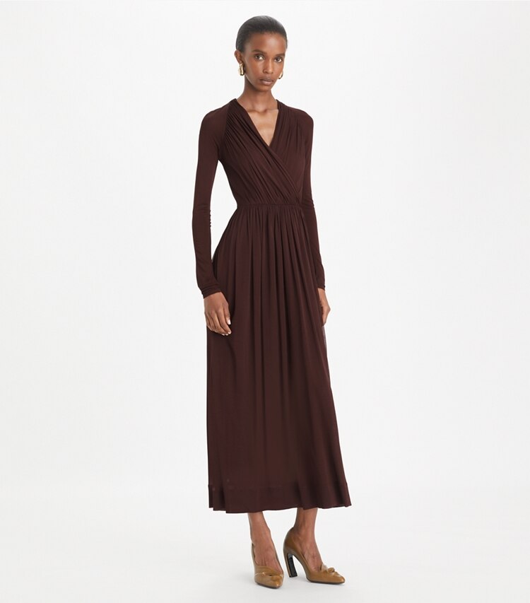 Tory Burch designer abiti Abito a incrocio in jersey in Spiced Chocolate parte anteriore su modella