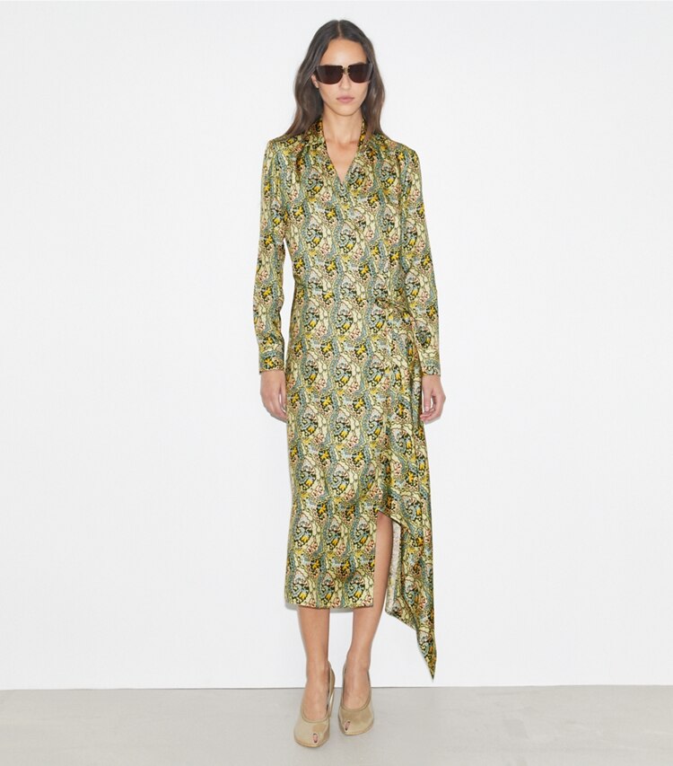 Tory Burch designer abiti Abito a portafoglio in seta in Blue Dream Paisley parte anteriore su modella