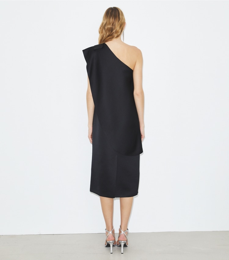 Tory Burch designer abiti Abito con mantellina in raso in Black on model back