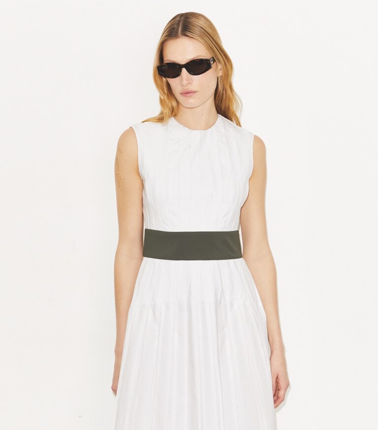 Tory Burch designer abiti Abito in popeline a pieghe in White on model detail