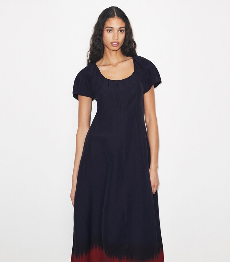 Tory Burch designer abiti Abito in viscosa con maniche a palloncino in Medium Navy / Red on model detail