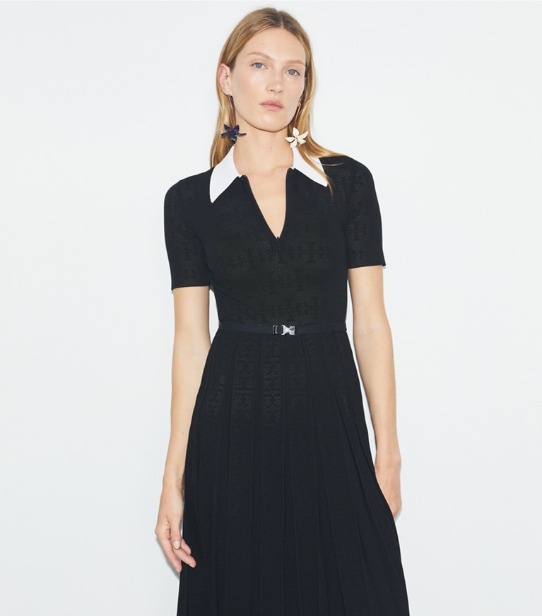 Tory Burch designer abiti Abito plissettato in maglia traforata T Monogram in White / Black on model detail