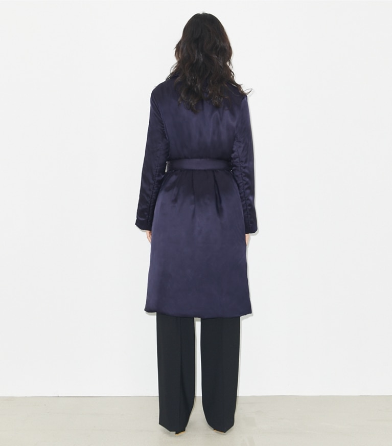 Tory Burch diseñador abrigos Abrigo acolchado de viscosa en Medium Navy parte posterior en modelo
