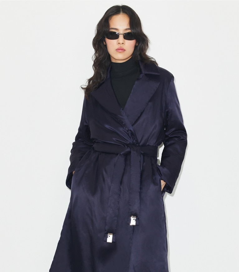 Tory Burch diseñador abrigos Abrigo acolchado de viscosa en Medium Navy detalle en modelo