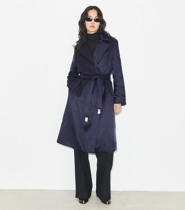 Tory Burch diseñador abrigos Abrigo acolchado de viscosa en Medium Navy frente en modelo