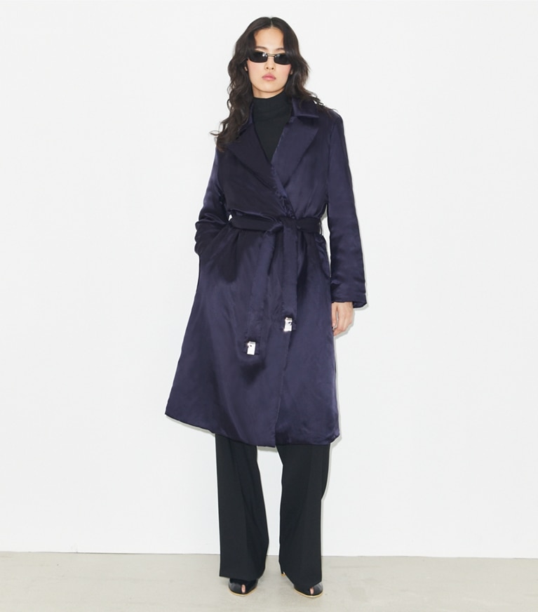 Tory Burch diseñador abrigos Abrigo acolchado de viscosa en Medium Navy frente en modelo