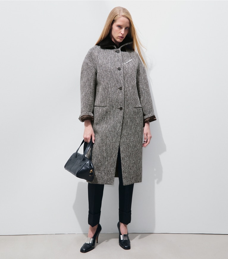 Tory Burch diseñador abrigos Abrigo de lana bouclé en Brown / Ivory frente en modelo