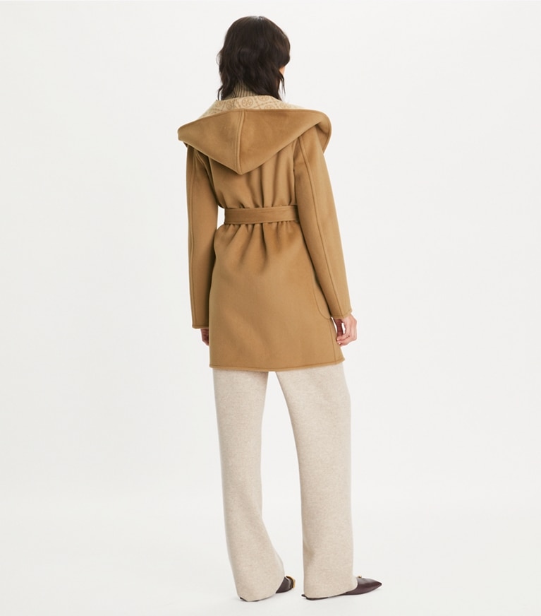 Tory Burch diseñador abrigos Abrigo de lana con capucha en Beige T-Monogram en el modelo (espalda)