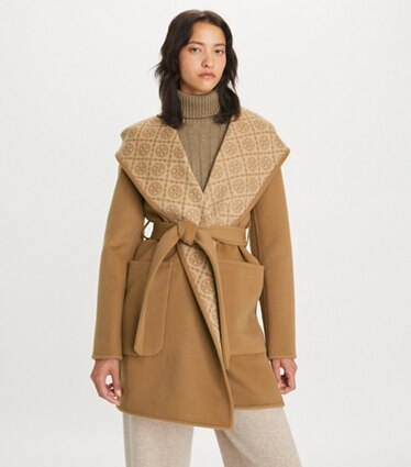 Tory Burch diseñador abrigos Abrigo de lana con capucha en Beige T-Monogram en el modelo (detalle)