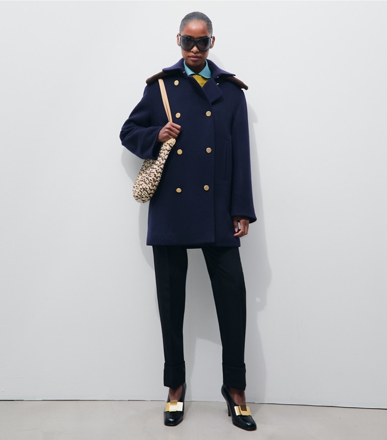 Tory Burch diseñador abrigos Abrigo de lana entallado en Medium Navy frente en modelo