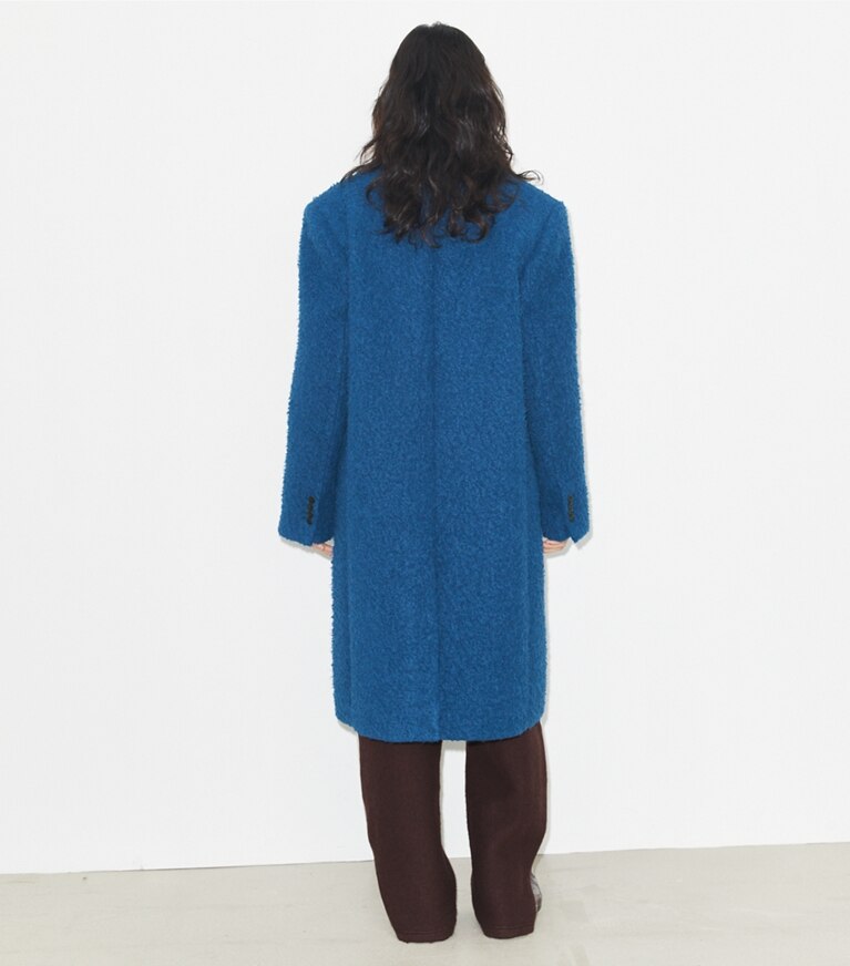 Tory Burch diseñador abrigos Abrigo de lana extragrande en Bright Blue parte posterior en modelo