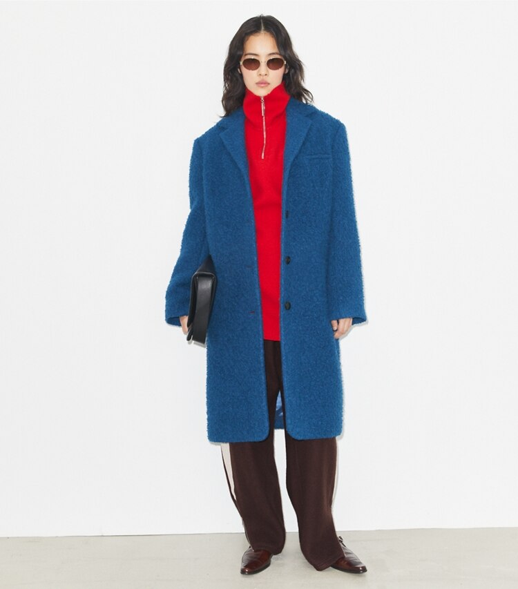 Tory Burch diseñador abrigos Abrigo de lana extragrande en Bright Blue frente en modelo