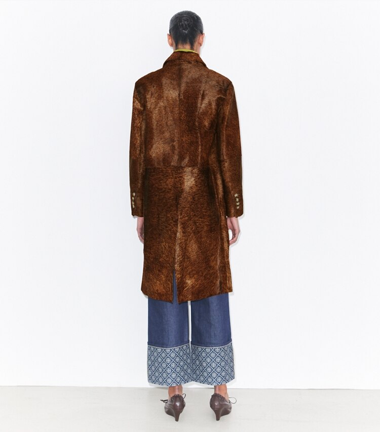 Tory Burch diseñador abrigos Abrigo de pelo de ternera en Cinnamon parte posterior en modelo