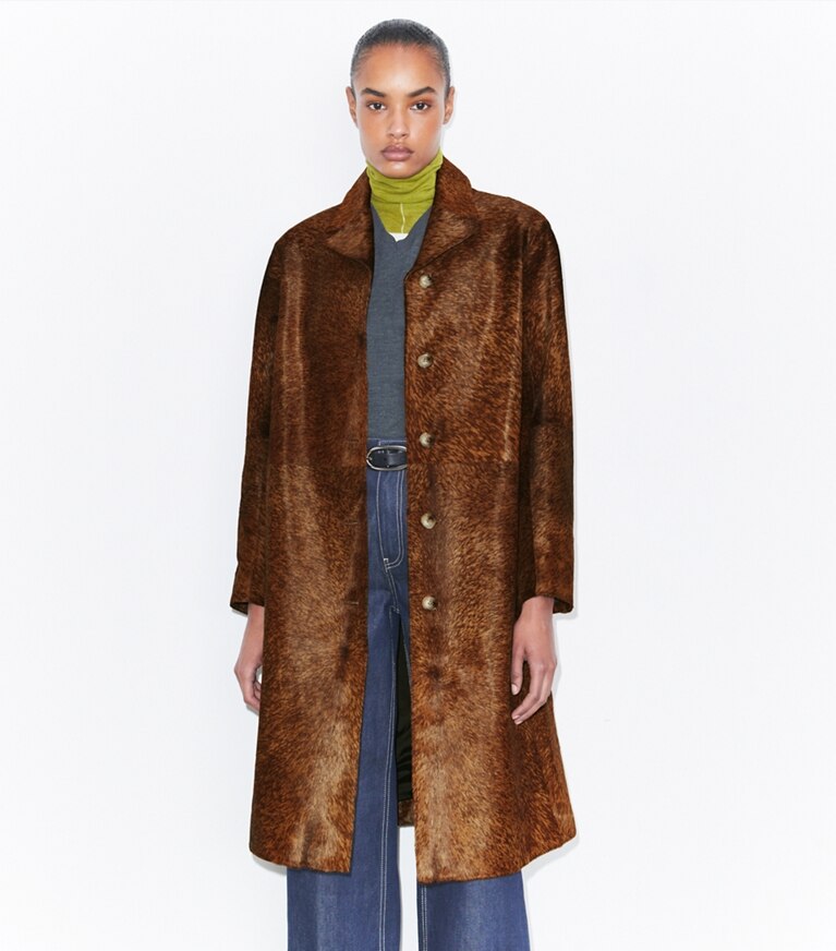 Tory Burch diseñador abrigos Abrigo de pelo de ternera en Cinnamon detalle en modelo