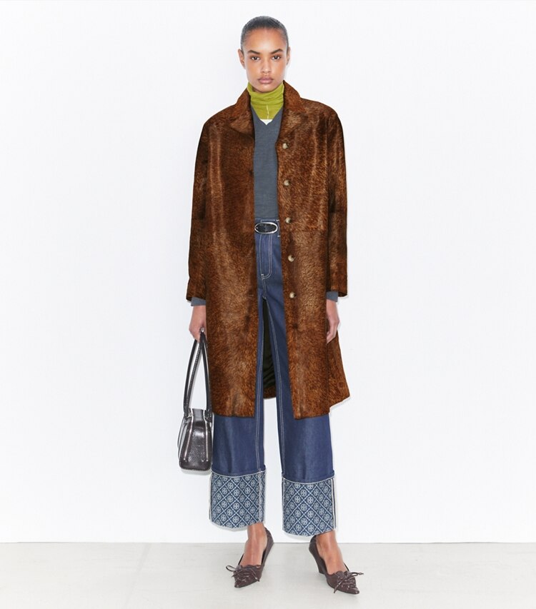 Tory Burch diseñador abrigos Abrigo de pelo de ternera en Cinnamon frente en modelo