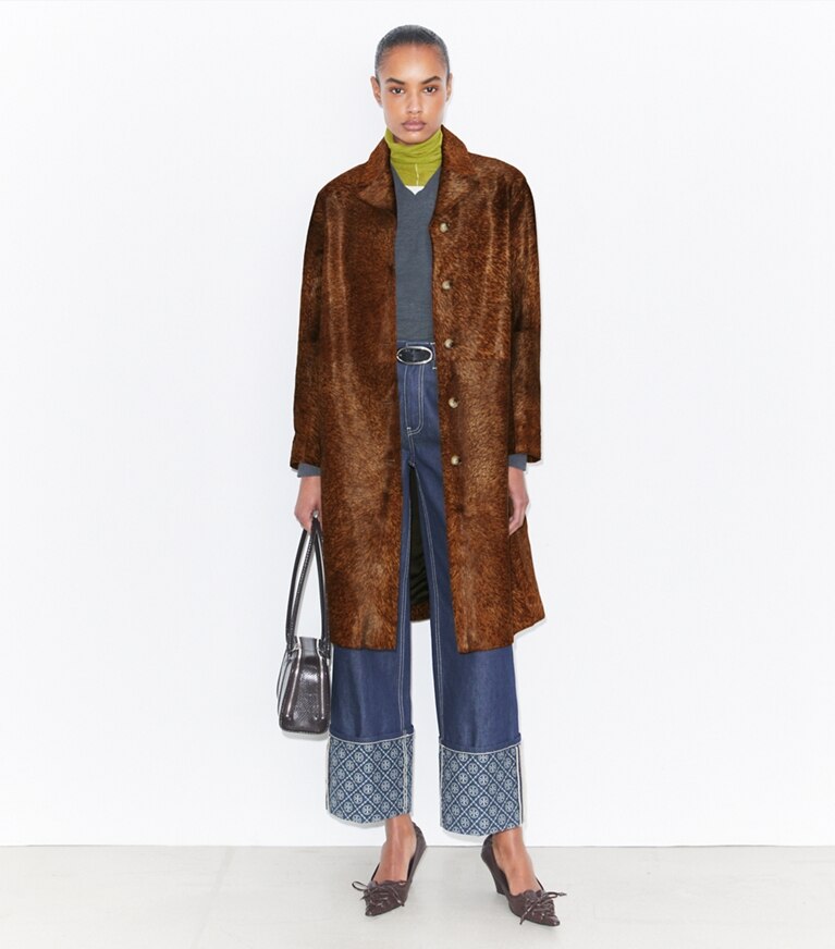 Tory Burch diseñador abrigos Abrigo de pelo de ternera en Cinnamon frente en modelo