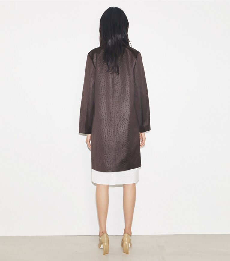 Tory Burch diseñador abrigos Abrigo tipo car de viscosa en Roasted Eggplant en el modelo (espalda)