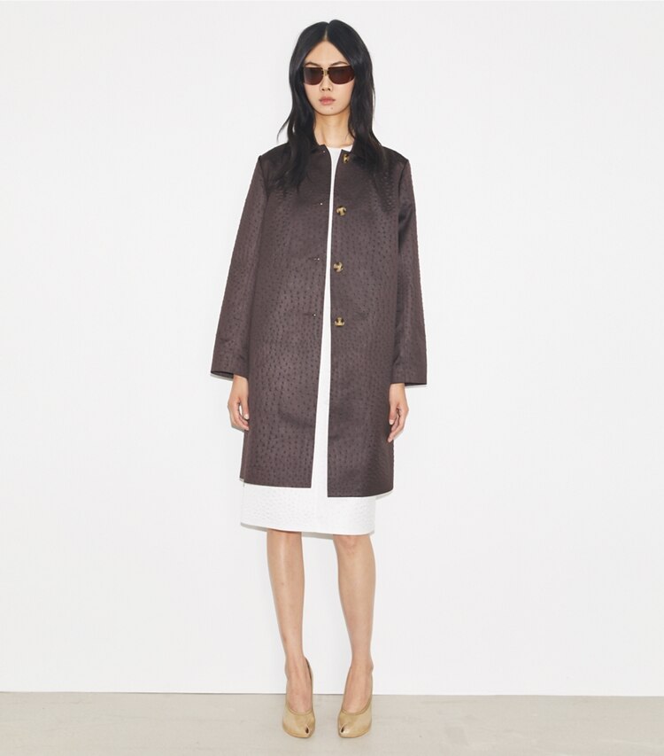 Tory Burch diseñador abrigos Abrigo tipo car de viscosa en Roasted Eggplant en el modelo (frente)
