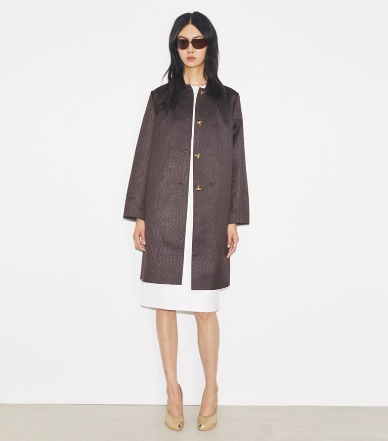 Tory Burch diseñador abrigos Abrigo tipo car de viscosa en Roasted Eggplant en el modelo (frente)