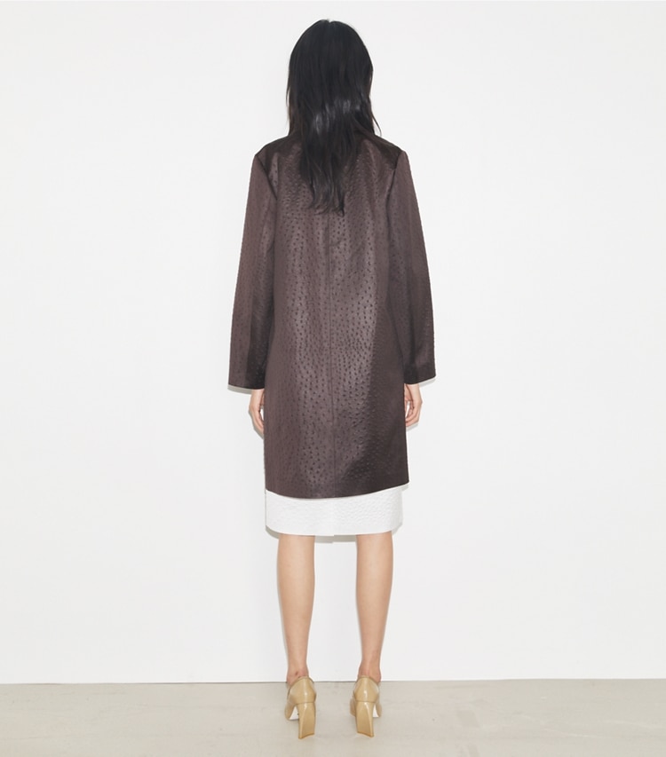 Tory Burch diseñador abrigos Abrigo tres cuartos de viscosa en Roasted Eggplant parte posterior en modelo