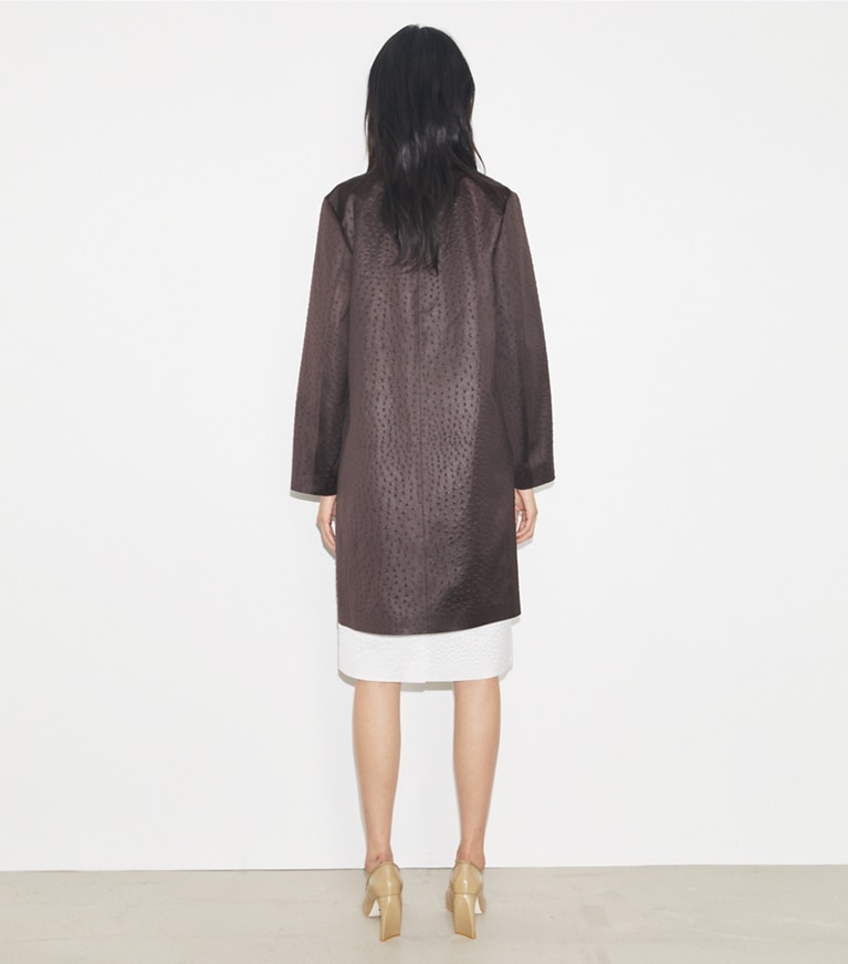 Tory Burch diseñador abrigos Abrigo tres cuartos de viscosa en Roasted Eggplant parte posterior en modelo
