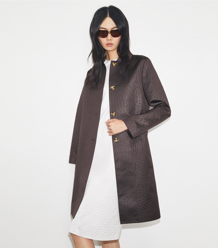 Tory Burch diseñador abrigos Abrigo tres cuartos de viscosa en Roasted Eggplant detalle en modelo