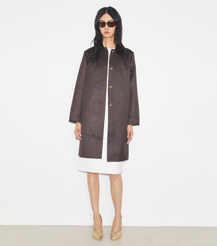 Tory Burch diseñador abrigos Abrigo tres cuartos de viscosa en Roasted Eggplant frente en modelo